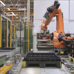 Verticale liften met robots als volautomatisch productieproces geïntegreerd