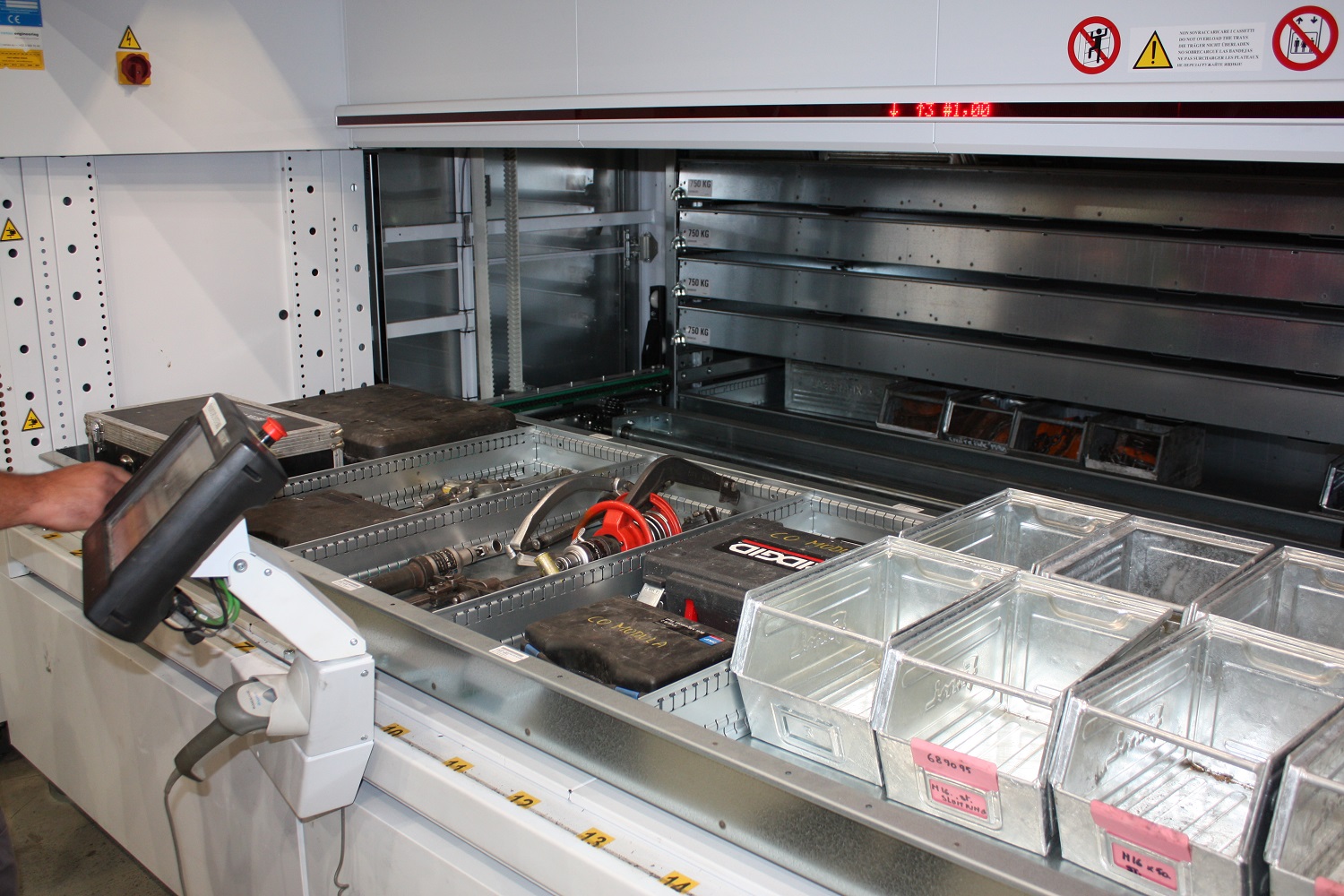 Le lift Modula est utilisé comme 1 seul, grand distributeur automatique ...